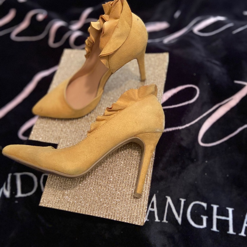 NY & Co Mustard colored heel
